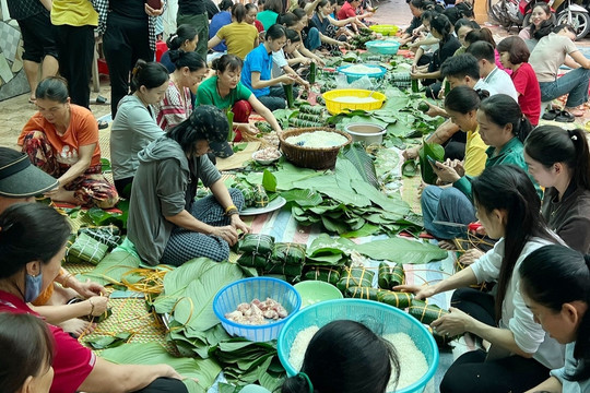 Người miền Trung 'đỏ lửa' nấu hàng nghìn bánh chưng gửi đồng bào lũ lụt