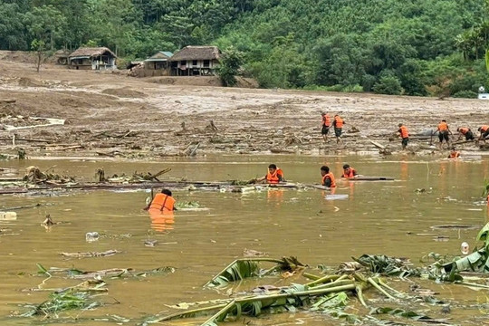 Sạt lở mới bất ngờ ập tới, kẻng khua dồn dập nơi tìm kiếm nạn nhân vụ lũ quét cả thôn