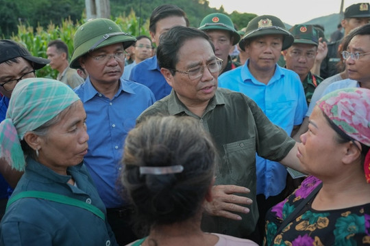 Thủ tướng Phạm Minh Chính xúc động khi thấy nước mắt của người dân Làng Nủ