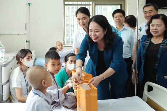 Vice State President presents gifts to children patients