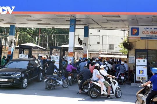 Retail petrol prices fall to below VND20,000 per litre