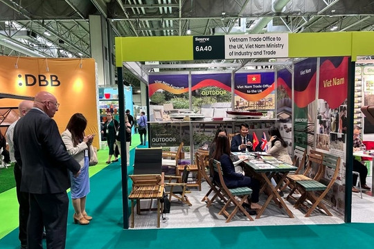 15 Vietnamese firms attend UK's largest outdoor furniture fair