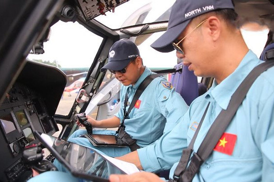 Bên trong trực thăng quân đội chở hàng cứu trợ bay vào tâm lũ 