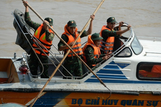 Công an, quân đội "quần thảo" sông Hồng tìm nạn nhân vụ cầu Phong Châu