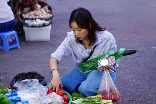 Thủ tướng: Xử nghiêm và công khai việc găm hàng, tăng giá trong bão lũ