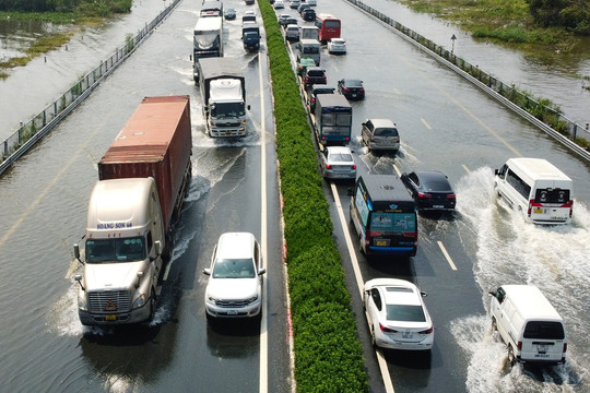 Cao tốc Pháp Vân - Cầu Giẽ vẫn ngập úng, dòng ô tô ùn dài 5km