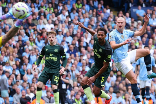 Haaland thăng hoa giúp Man City ngược dòng, Liverpool nhận trái đắng