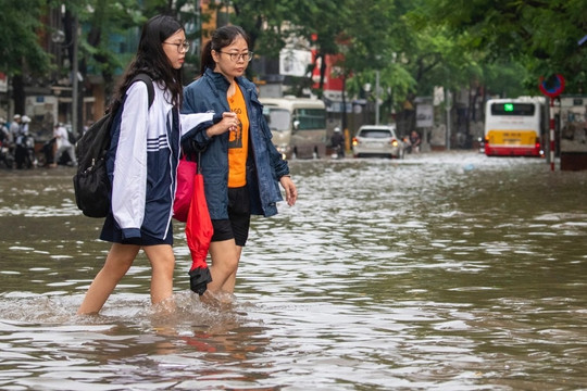 Hà Nội: Mưa ngập khắp nơi, ùn tắc nhiều đường, phố