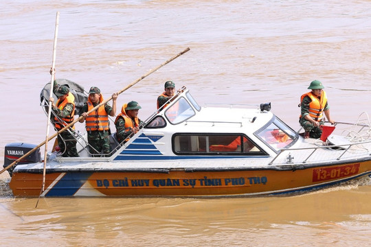 Phát hiện thi thể nam giới trên sông Hồng, cách cầu Phong Châu 9km