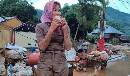 Cô giáo Yên Bái lấm lem bùn đất: Mọi người khen thế chúng tôi ngại lắm!