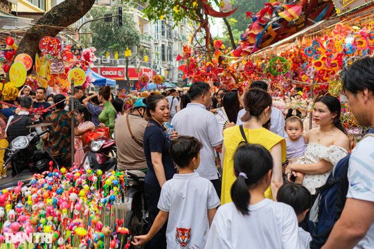 Mid-Autumn atmosphere covers Hanoi street