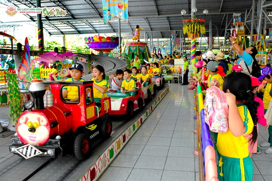 Youth Union offers mooncakes to children