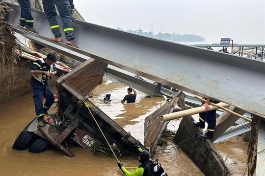 PM urges rapid action on new Phong Châu Bridge after collapse