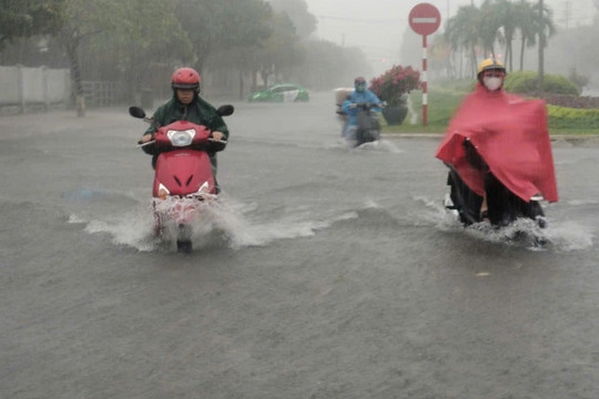 Áp thấp chưa vào, nhiều nơi ở miền Trung mưa trắng trời