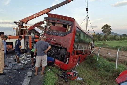 Xe Phương Trang tông ô tô trên cao tốc Vĩnh Hảo - Phan Thiết, 2 người chết