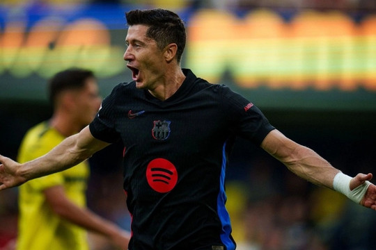 Lewandowski tỏa sáng, Barcelona duy trì mạch toàn thắng ở La Liga