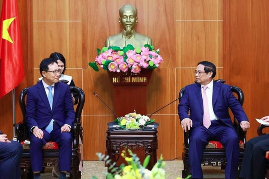 PM receives leaders of foreign groups in Bac Ninh