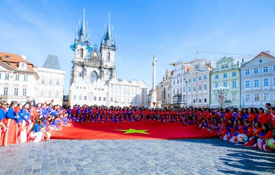 Vietnamese áo dài heritage club debuts in Czech Republic