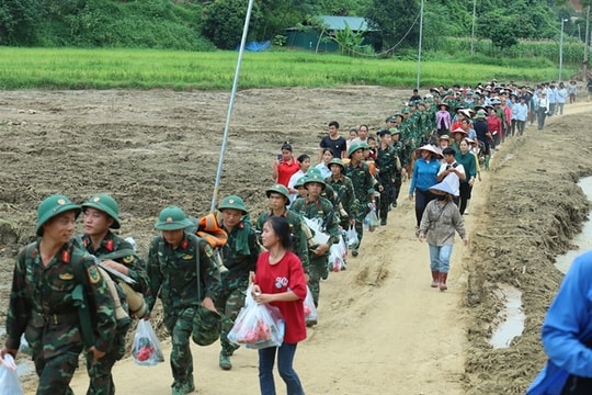 Heartfelt farewells as soldiers depart from disaster-struck Làng Nủ