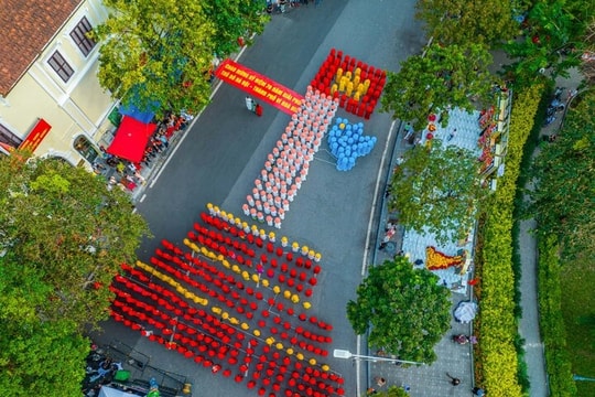 700 women in Ao Dai set new Vietnamese record