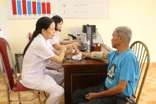 Ninh Bình health teams battle floods to protect public health