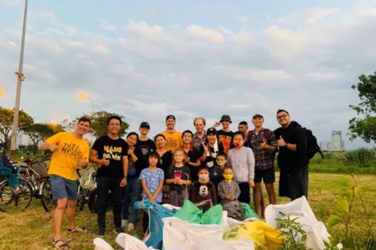 Heroes clearing rubbish in Đà Nẵng