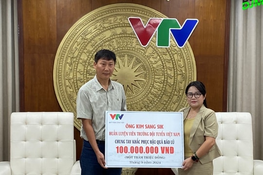 Coach Kim Sang-sik donates VND100 million for Yagi recovery efforts