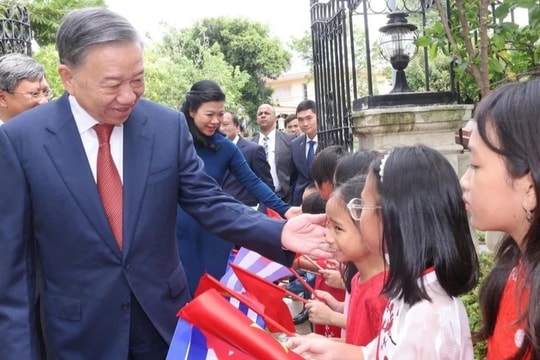 Tổng Bí thư, Chủ tịch nước thăm Đại sứ quán và cộng đồng người Việt Nam tại Cuba