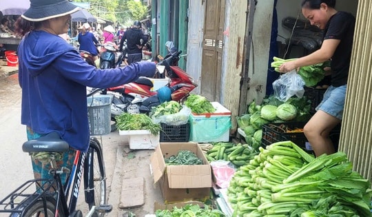 Người tiêu dùng ở Hà Nội ngóng ngày hết 'giật mình' vì giá rau xanh