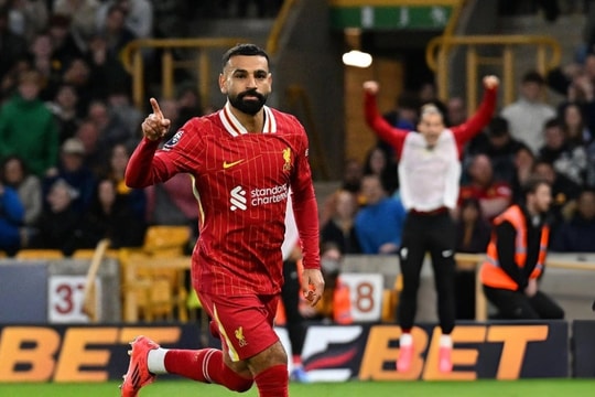 Salah đưa Liverpool lên đầu bảng Premier League