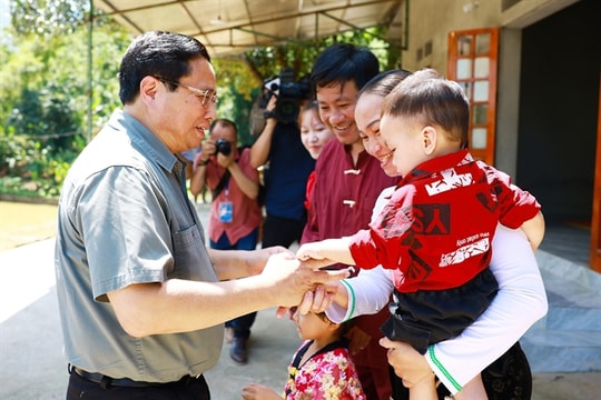 PM inspects activities to eliminate temporary, dilapidated houses in Hòa Bình