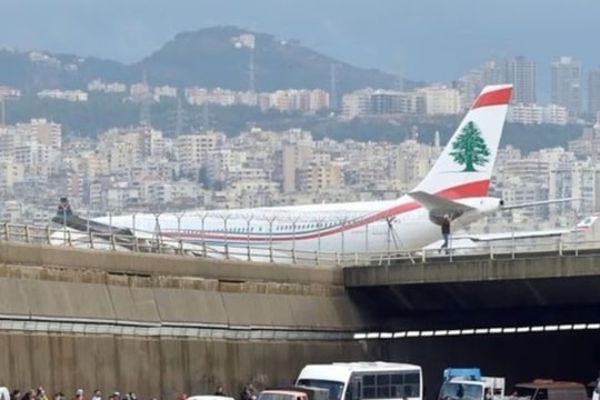 Israel tấn công sân bay Beirut, cảnh báo máy bay Iran không được hạ cánh