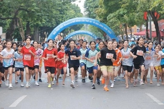 Over 1,000 runners join Hanoi Moi Newspaper Run for Peace