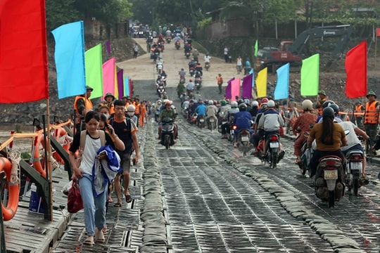 Phong Châu pontoon bridge opened to traffic, after old bridge collapsed in typhoon