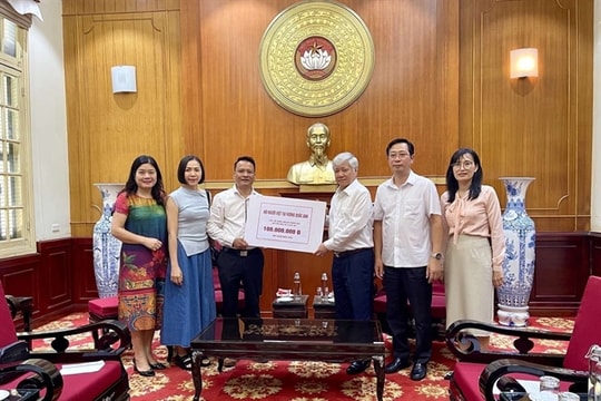 Vietnamese community in UK provides relief aid for Yagi victims