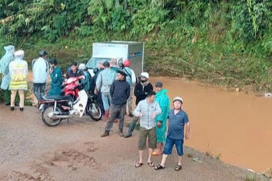 Tài xế bị nước lũ cuốn trôi khi lái ô tô qua suối ở Đà Lạt