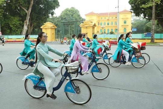 Women in Hà Nội called on to wear áo dài on Mondays and Fridays in October