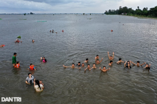 Southwestern people rush to bathe in fields during flood season