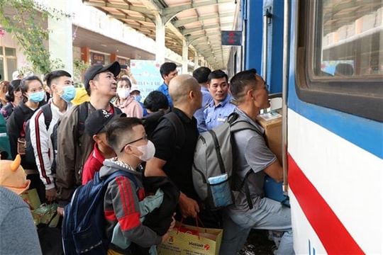 Free train and plane tickets for workers to return home for Tết 2025