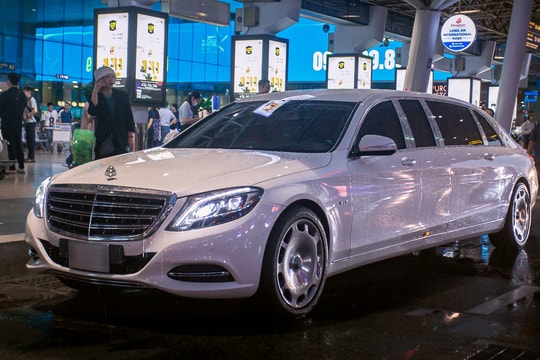 Bắt gặp Maybach S 600 Pullman giá 70 tỷ giống xe của ông Trịnh Văn Quyết