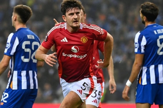 Fernandes bị đuổi, Maguire cứu Man Utd thoát thua trước Porto