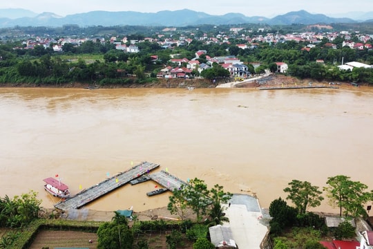 Công binh dùng phà thay thế cầu phao Phong Châu từ 14h chiều nay