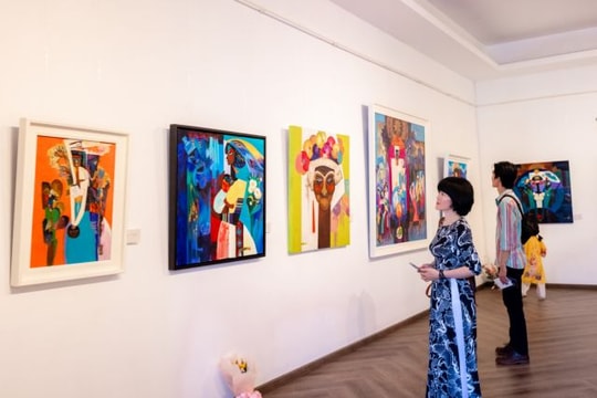 Women artist honours cải lương in paintings