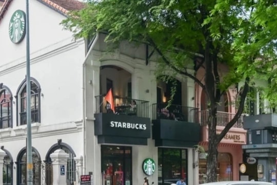 Thấy gì từ việc Starbucks, McDonald's... trả mặt bằng ở "đất vàng" TPHCM?