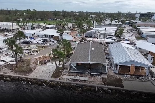 Siêu bão Milton tàn phá khủng khiếp, Florida tan hoang, nước lũ dâng cao gần 2m