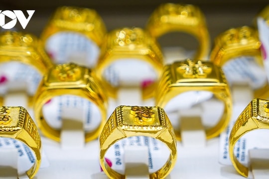 Gold ring prices suddenly bounce back to reach VND82.9 million