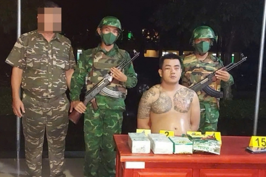 Man swims across river from Cambodia, smuggling four kilos of drugs into Việt Nam