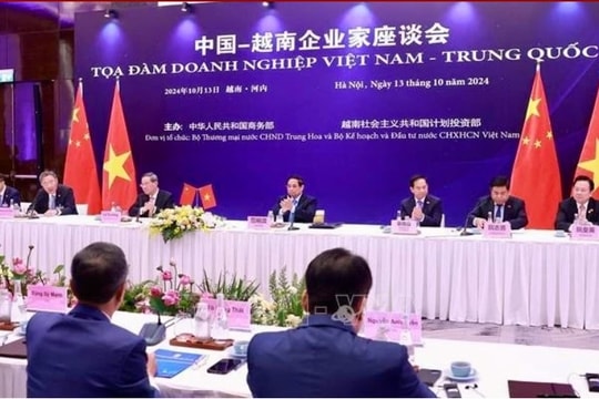 Vietnamese, Chinese leaders urge businesses to strengthen economic ties