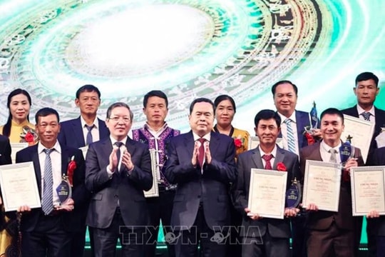 Outstanding Vietnamese farmers, cooperatives honoured