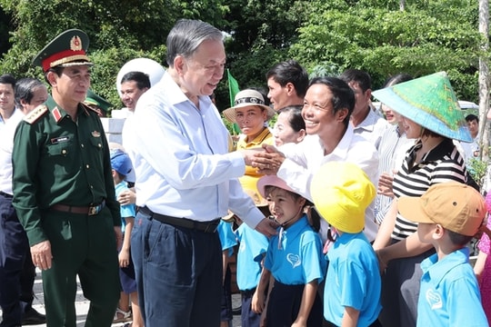 Top leader visits frontline island in Quảng Trị